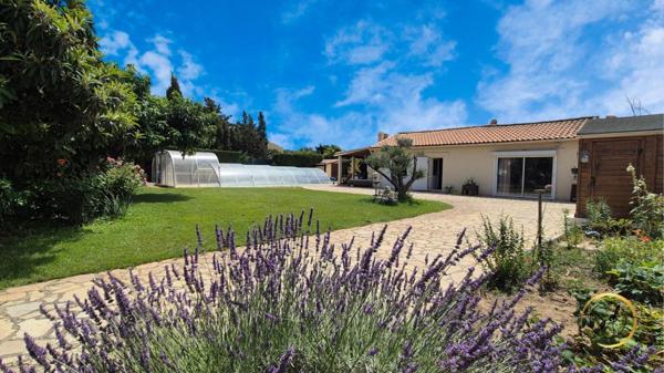Cuxac D'Aude maison T5  111 m2 + dépendance  T2  de  66 m2 env sur terrain  clos et arboré de 1413 m2 avec piscine