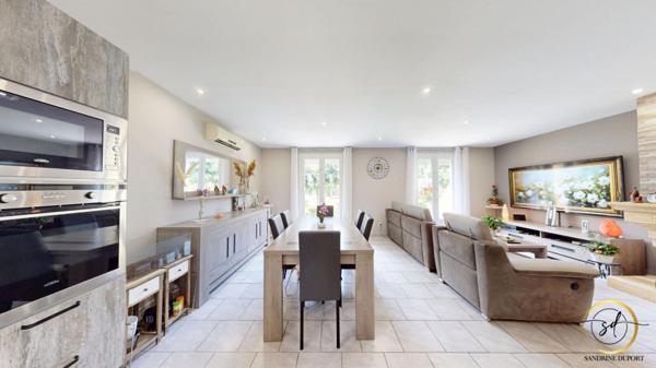 Cuxac D'Aude maison T5  111 m2 + dépendance  T2  de  66 m2 env sur terrain  clos et arboré de 1413 m2 avec piscine