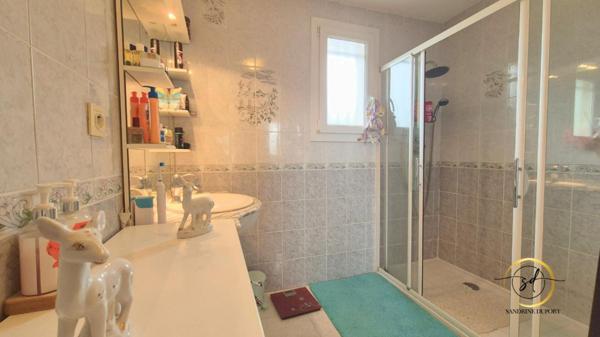 Cuxac D'Aude maison T5  111 m2 + dépendance  T2  de  66 m2 env sur terrain  clos et arboré de 1413 m2 avec piscine