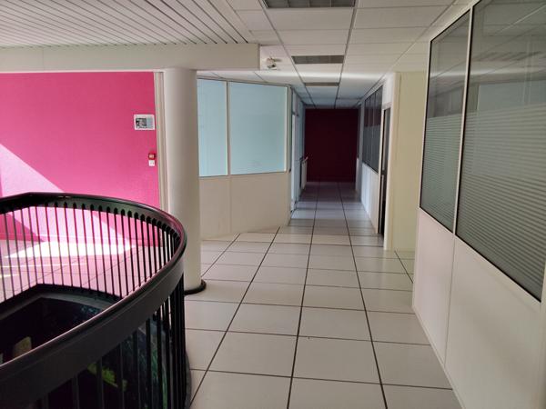 À LOUER - IMMEUBLE DE BUREAUX & ACTIVITÉ - 680 m²