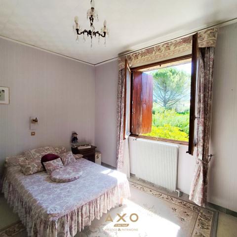 UZES - VILLA  - T9 - 242 M2 - PISCINABLE - GRAND GARAGE - JARDIN 1655 M2 - 620 000