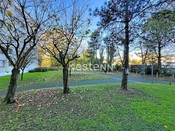 A vendre - Appartement T4 lumineux et rénové avec balcon, stationnement et cave, dans résidence sécurisée avec ascenseur proche des commodités "Angers La Madeleine"