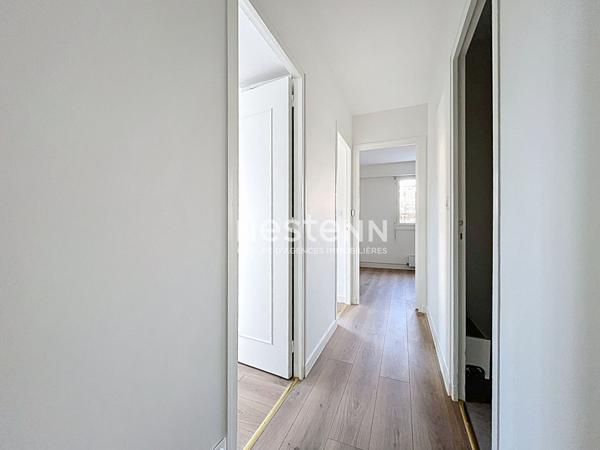 A vendre - Appartement T4 lumineux et rénové avec balcon, stationnement et cave, dans résidence sécurisée avec ascenseur proche des commodités "Angers La Madeleine"