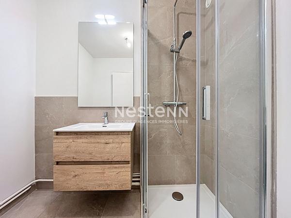 A vendre - Appartement T4 lumineux et rénové avec balcon, stationnement et cave, dans résidence sécurisée avec ascenseur proche des commodités "Angers La Madeleine"