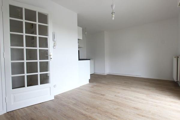 UN APPARTEMENT TYPE 2 ENTIÈREMENT REFAIT, DANS UNE RÉSIDENCE PROCHE DU CENTRE-VILLE. -