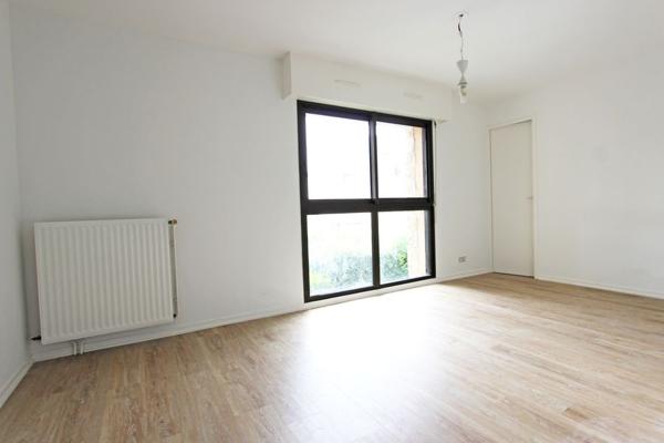 UN APPARTEMENT TYPE 2 ENTIÈREMENT REFAIT, DANS UNE RÉSIDENCE PROCHE DU CENTRE-VILLE. -