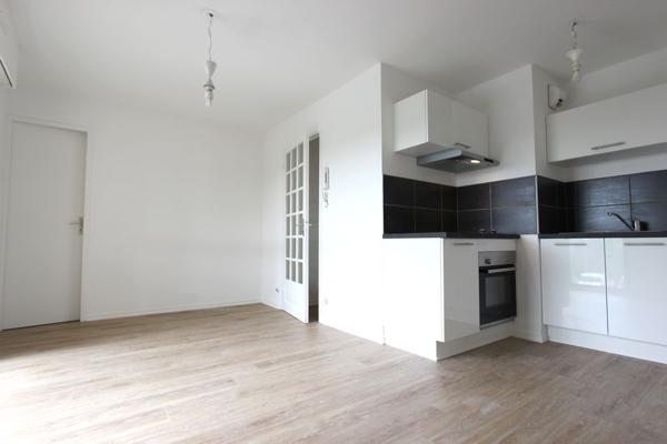UN APPARTEMENT TYPE 2 ENTIÈREMENT REFAIT, DANS UNE RÉSIDENCE PROCHE DU CENTRE-VILLE. -