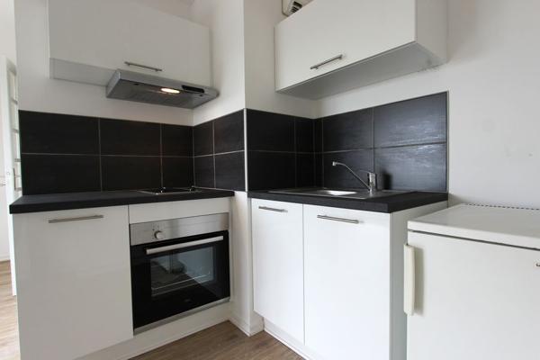 UN APPARTEMENT TYPE 2 ENTIÈREMENT REFAIT, DANS UNE RÉSIDENCE PROCHE DU CENTRE-VILLE. -