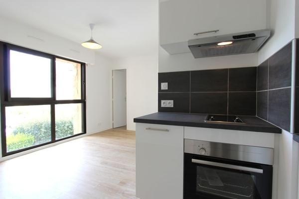 UN APPARTEMENT TYPE 2 ENTIÈREMENT REFAIT, DANS UNE RÉSIDENCE PROCHE DU CENTRE-VILLE. -