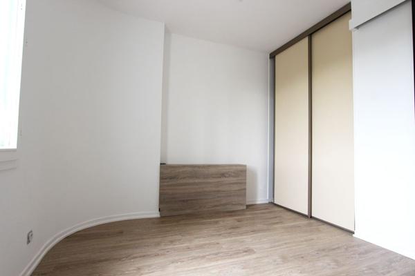 UN APPARTEMENT TYPE 2 ENTIÈREMENT REFAIT, DANS UNE RÉSIDENCE PROCHE DU CENTRE-VILLE. -