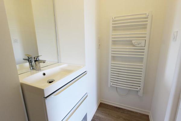 UN APPARTEMENT TYPE 2 ENTIÈREMENT REFAIT, DANS UNE RÉSIDENCE PROCHE DU CENTRE-VILLE. -