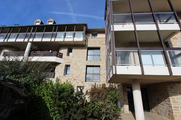 UN APPARTEMENT TYPE 2 ENTIÈREMENT REFAIT, DANS UNE RÉSIDENCE PROCHE DU CENTRE-VILLE. -