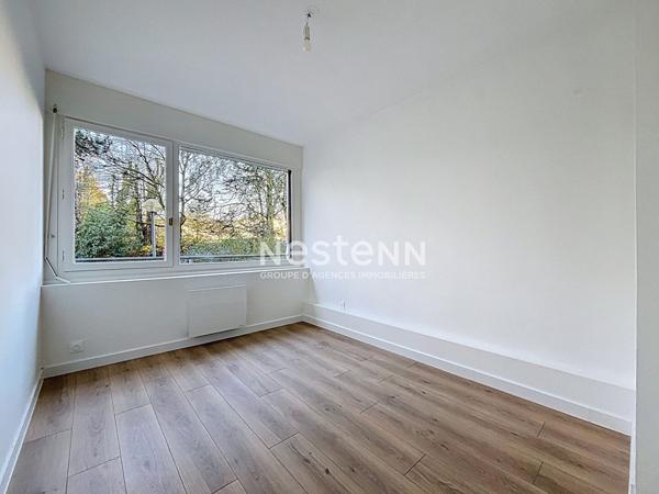 A vendre - Appartement T4 lumineux et rénové avec balcon, stationnement et cave, dans résidence sécurisée avec ascenseur proche des commodités "Angers La Madeleine"