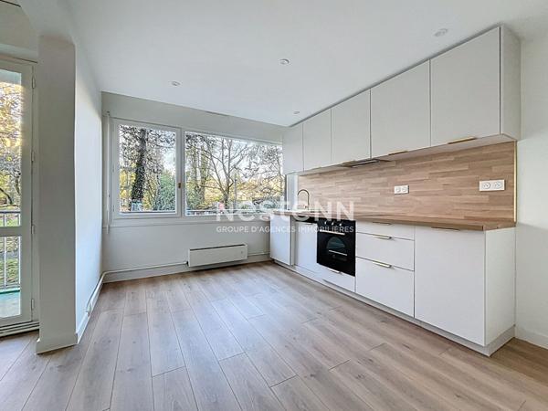 A vendre - Appartement T4 lumineux et rénové avec balcon, stationnement et cave, dans résidence sécurisée avec ascenseur proche des commodités "Angers La Madeleine"