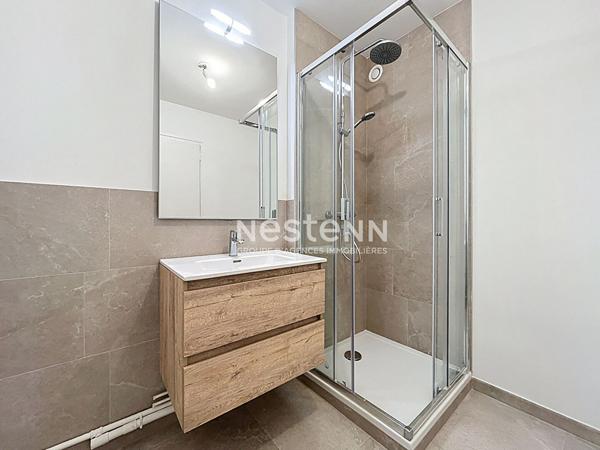 A vendre - Appartement T4 lumineux et rénové avec balcon, stationnement et cave, dans résidence sécurisée avec ascenseur proche des commodités "Angers La Madeleine"