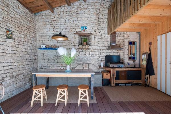 Adorable ancien chai rénové au cœur du village