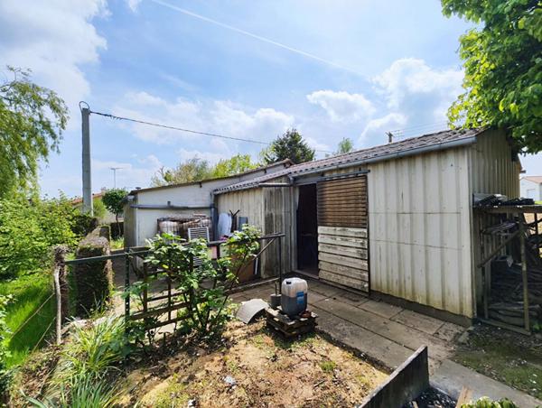 2 GARAGES ET UN ATELIER La Salle Et Chapelle Aubry 69 m2 ENV