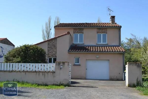 Maison à louer 4 pièces 115.72m² Ménétrol (63200)
