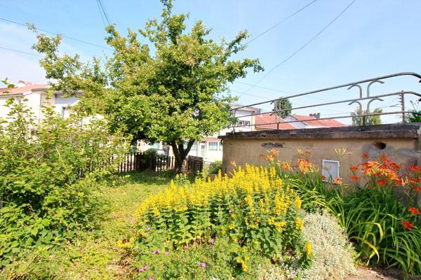 Maison libre 3 cotés avec terrasse et garage!