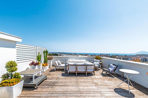 Cannes bas Montfleury : Duplex en penthouse avec grand roof-top et vue mer