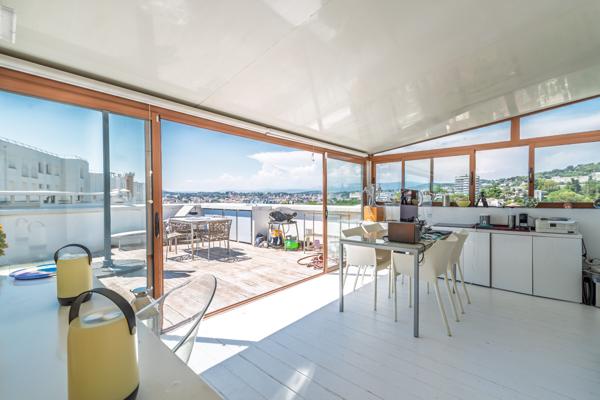 Cannes bas Montfleury : Duplex en penthouse avec grand roof-top et vue mer