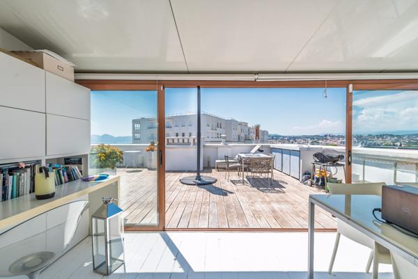 Cannes bas Montfleury : Duplex en penthouse avec grand roof-top et vue mer