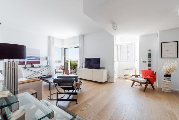 Cannes bas Montfleury : Duplex en penthouse avec grand roof-top et vue mer