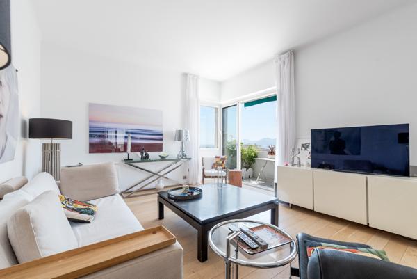 Cannes bas Montfleury : Duplex en penthouse avec grand roof-top et vue mer