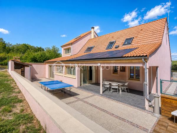 Vous recherchez la maison idéale pour votre famille, avec de beaux volumes et suffisamment d’espace pour que chacun puisse avoir son propre univers ?
J’ai le plaisir de vous présenter en exclusivité cette propriété située à Nogent-l’Artaud, au cœur de la vallée de la Marne, offrant une superbe vue sur les paysages vallonnés environnants.

Ici, vous profitez d’un véritable cadre de vie à la campagne, tout en restant proche des commerces, des écoles et de la gare de Nogent-l’Artaud – ligne P vers Paris-Est.

Sans mitoyenneté, la maison est implantée sur un terrain d’environ 1 502 m², offrant de beaux espaces extérieurs et une vraie sensation de tranquillité.

À l’intérieur, vous serez séduits par les volumes généreux de la maison et sa configuration particulièrement adaptée à la vie de famille.
Vous y découvrirez une entrée, un séjour actuellement aménagé en salle de billard, ainsi qu’une cuisine ouverte sur la salle à manger, équipée d’un poêle à bois.

Un couloir dessert une chambre parentale avec placards et sa salle d’eau privative avec douche à l’italienne. Une seconde salle de bains ainsi qu’un WC indépendant viennent faciliter le quotidien de toute la famille.

À l’étage, côté cuisine, un palier actuellement aménagé en bureau dessert deux chambres avec rangements et placards, ainsi qu’un WC.

À l’étage, côté séjour, vous découvrirez une chambre ainsi qu’une mezzanine aménagée en espace nuit avec bureau. Une salle d’eau avec WC complète ce niveau.

Le sous-sol offre encore de nombreux espaces complémentaires : atelier, salle de cinéma, chambre avec salle d’eau et WC, buanderie ainsi que deux garages.

Une double véranda très lumineuse prolonge les espaces de vie et offre de nombreuses possibilités d’aménagement selon vos envies.

Et parce que cette maison se vit aussi pleinement à l’extérieur, le jardin offre de nombreux espaces pour profiter des beaux jours : terrain aménagé pour le volley, espace ping-pong, coins détente ou lecture… de quoi imaginer de vrais moments de partage en famille.
Une grande terrasse abritée avec vue sur le jardin et sa cuisine d’été avec barbecue intégré feront le bonheur de ceux qui aiment recevoir, partager de bons repas et profiter de longues soirées en famille ou entre amis. Véritable lieu de convivialité, cet espace permet de vivre pleinement à l’extérieur et, grâce à sa partie abritée, de prolonger ces moments même lorsque la météo se montre un peu capricieuse.

La maison est également équipée de panneaux photovoltaïques, avec revente de l’électricité produite à EDF OA

Et si votre prochain chez-vous se trouvait ici ?
Contactez-moi pour organiser votre visite privée.