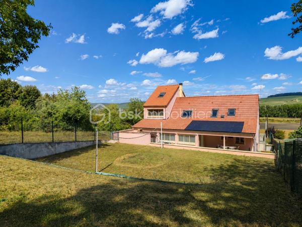 Vous recherchez la maison idéale pour votre famille, avec de beaux volumes et suffisamment d’espace pour que chacun puisse avoir son propre univers ?
J’ai le plaisir de vous présenter en exclusivité cette propriété située à Nogent-l’Artaud, au cœur de la vallée de la Marne, offrant une superbe vue sur les paysages vallonnés environnants.

Ici, vous profitez d’un véritable cadre de vie à la campagne, tout en restant proche des commerces, des écoles et de la gare de Nogent-l’Artaud – ligne P vers Paris-Est.

Sans mitoyenneté, la maison est implantée sur un terrain d’environ 1 502 m², offrant de beaux espaces extérieurs et une vraie sensation de tranquillité.

À l’intérieur, vous serez séduits par les volumes généreux de la maison et sa configuration particulièrement adaptée à la vie de famille.
Vous y découvrirez une entrée, un séjour actuellement aménagé en salle de billard, ainsi qu’une cuisine ouverte sur la salle à manger, équipée d’un poêle à bois.

Un couloir dessert une chambre parentale avec placards et sa salle d’eau privative avec douche à l’italienne. Une seconde salle de bains ainsi qu’un WC indépendant viennent faciliter le quotidien de toute la famille.

À l’étage, côté cuisine, un palier actuellement aménagé en bureau dessert deux chambres avec rangements et placards, ainsi qu’un WC.

À l’étage, côté séjour, vous découvrirez une chambre ainsi qu’une mezzanine aménagée en espace nuit avec bureau. Une salle d’eau avec WC complète ce niveau.

Le sous-sol offre encore de nombreux espaces complémentaires : atelier, salle de cinéma, chambre avec salle d’eau et WC, buanderie ainsi que deux garages.

Une double véranda très lumineuse prolonge les espaces de vie et offre de nombreuses possibilités d’aménagement selon vos envies.

Et parce que cette maison se vit aussi pleinement à l’extérieur, le jardin offre de nombreux espaces pour profiter des beaux jours : terrain aménagé pour le volley, espace ping-pong, coins détente ou lecture… de quoi imaginer de vrais moments de partage en famille.
Une grande terrasse abritée avec vue sur le jardin et sa cuisine d’été avec barbecue intégré feront le bonheur de ceux qui aiment recevoir, partager de bons repas et profiter de longues soirées en famille ou entre amis. Véritable lieu de convivialité, cet espace permet de vivre pleinement à l’extérieur et, grâce à sa partie abritée, de prolonger ces moments même lorsque la météo se montre un peu capricieuse.

La maison est également équipée de panneaux photovoltaïques, avec revente de l’électricité produite à EDF OA

Et si votre prochain chez-vous se trouvait ici ?
Contactez-moi pour organiser votre visite privée.