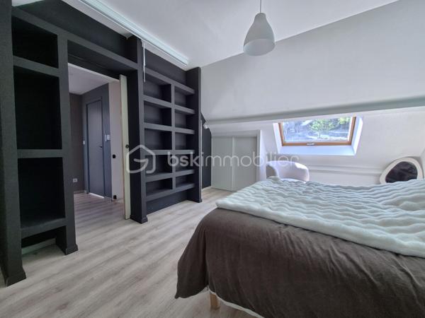Vous recherchez la maison idéale pour votre famille, avec de beaux volumes et suffisamment d’espace pour que chacun puisse avoir son propre univers ?
J’ai le plaisir de vous présenter en exclusivité cette propriété située à Nogent-l’Artaud, au cœur de la vallée de la Marne, offrant une superbe vue sur les paysages vallonnés environnants.

Ici, vous profitez d’un véritable cadre de vie à la campagne, tout en restant proche des commerces, des écoles et de la gare de Nogent-l’Artaud – ligne P vers Paris-Est.

Sans mitoyenneté, la maison est implantée sur un terrain d’environ 1 502 m², offrant de beaux espaces extérieurs et une vraie sensation de tranquillité.

À l’intérieur, vous serez séduits par les volumes généreux de la maison et sa configuration particulièrement adaptée à la vie de famille.
Vous y découvrirez une entrée, un séjour actuellement aménagé en salle de billard, ainsi qu’une cuisine ouverte sur la salle à manger, équipée d’un poêle à bois.

Un couloir dessert une chambre parentale avec placards et sa salle d’eau privative avec douche à l’italienne. Une seconde salle de bains ainsi qu’un WC indépendant viennent faciliter le quotidien de toute la famille.

À l’étage, côté cuisine, un palier actuellement aménagé en bureau dessert deux chambres avec rangements et placards, ainsi qu’un WC.

À l’étage, côté séjour, vous découvrirez une chambre ainsi qu’une mezzanine aménagée en espace nuit avec bureau. Une salle d’eau avec WC complète ce niveau.

Le sous-sol offre encore de nombreux espaces complémentaires : atelier, salle de cinéma, chambre avec salle d’eau et WC, buanderie ainsi que deux garages.

Une double véranda très lumineuse prolonge les espaces de vie et offre de nombreuses possibilités d’aménagement selon vos envies.

Et parce que cette maison se vit aussi pleinement à l’extérieur, le jardin offre de nombreux espaces pour profiter des beaux jours : terrain aménagé pour le volley, espace ping-pong, coins détente ou lecture… de quoi imaginer de vrais moments de partage en famille.
Une grande terrasse abritée avec vue sur le jardin et sa cuisine d’été avec barbecue intégré feront le bonheur de ceux qui aiment recevoir, partager de bons repas et profiter de longues soirées en famille ou entre amis. Véritable lieu de convivialité, cet espace permet de vivre pleinement à l’extérieur et, grâce à sa partie abritée, de prolonger ces moments même lorsque la météo se montre un peu capricieuse.

La maison est également équipée de panneaux photovoltaïques, avec revente de l’électricité produite à EDF OA

Et si votre prochain chez-vous se trouvait ici ?
Contactez-moi pour organiser votre visite privée.