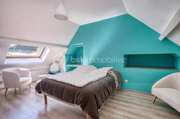 Vous recherchez la maison idéale pour votre famille, avec de beaux volumes et suffisamment d’espace pour que chacun puisse avoir son propre univers ?
J’ai le plaisir de vous présenter en exclusivité cette propriété située à Nogent-l’Artaud, au cœur de la vallée de la Marne, offrant une superbe vue sur les paysages vallonnés environnants.

Ici, vous profitez d’un véritable cadre de vie à la campagne, tout en restant proche des commerces, des écoles et de la gare de Nogent-l’Artaud – ligne P vers Paris-Est.

Sans mitoyenneté, la maison est implantée sur un terrain d’environ 1 502 m², offrant de beaux espaces extérieurs et une vraie sensation de tranquillité.

À l’intérieur, vous serez séduits par les volumes généreux de la maison et sa configuration particulièrement adaptée à la vie de famille.
Vous y découvrirez une entrée, un séjour actuellement aménagé en salle de billard, ainsi qu’une cuisine ouverte sur la salle à manger, équipée d’un poêle à bois.

Un couloir dessert une chambre parentale avec placards et sa salle d’eau privative avec douche à l’italienne. Une seconde salle de bains ainsi qu’un WC indépendant viennent faciliter le quotidien de toute la famille.

À l’étage, côté cuisine, un palier actuellement aménagé en bureau dessert deux chambres avec rangements et placards, ainsi qu’un WC.

À l’étage, côté séjour, vous découvrirez une chambre ainsi qu’une mezzanine aménagée en espace nuit avec bureau. Une salle d’eau avec WC complète ce niveau.

Le sous-sol offre encore de nombreux espaces complémentaires : atelier, salle de cinéma, chambre avec salle d’eau et WC, buanderie ainsi que deux garages.

Une double véranda très lumineuse prolonge les espaces de vie et offre de nombreuses possibilités d’aménagement selon vos envies.

Et parce que cette maison se vit aussi pleinement à l’extérieur, le jardin offre de nombreux espaces pour profiter des beaux jours : terrain aménagé pour le volley, espace ping-pong, coins détente ou lecture… de quoi imaginer de vrais moments de partage en famille.
Une grande terrasse abritée avec vue sur le jardin et sa cuisine d’été avec barbecue intégré feront le bonheur de ceux qui aiment recevoir, partager de bons repas et profiter de longues soirées en famille ou entre amis. Véritable lieu de convivialité, cet espace permet de vivre pleinement à l’extérieur et, grâce à sa partie abritée, de prolonger ces moments même lorsque la météo se montre un peu capricieuse.

La maison est également équipée de panneaux photovoltaïques, avec revente de l’électricité produite à EDF OA

Et si votre prochain chez-vous se trouvait ici ?
Contactez-moi pour organiser votre visite privée.