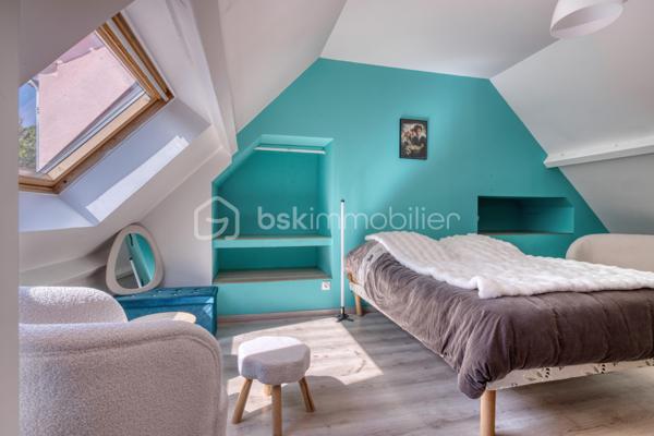 Vous recherchez la maison idéale pour votre famille, avec de beaux volumes et suffisamment d’espace pour que chacun puisse avoir son propre univers ?
J’ai le plaisir de vous présenter en exclusivité cette propriété située à Nogent-l’Artaud, au cœur de la vallée de la Marne, offrant une superbe vue sur les paysages vallonnés environnants.

Ici, vous profitez d’un véritable cadre de vie à la campagne, tout en restant proche des commerces, des écoles et de la gare de Nogent-l’Artaud – ligne P vers Paris-Est.

Sans mitoyenneté, la maison est implantée sur un terrain d’environ 1 502 m², offrant de beaux espaces extérieurs et une vraie sensation de tranquillité.

À l’intérieur, vous serez séduits par les volumes généreux de la maison et sa configuration particulièrement adaptée à la vie de famille.
Vous y découvrirez une entrée, un séjour actuellement aménagé en salle de billard, ainsi qu’une cuisine ouverte sur la salle à manger, équipée d’un poêle à bois.

Un couloir dessert une chambre parentale avec placards et sa salle d’eau privative avec douche à l’italienne. Une seconde salle de bains ainsi qu’un WC indépendant viennent faciliter le quotidien de toute la famille.

À l’étage, côté cuisine, un palier actuellement aménagé en bureau dessert deux chambres avec rangements et placards, ainsi qu’un WC.

À l’étage, côté séjour, vous découvrirez une chambre ainsi qu’une mezzanine aménagée en espace nuit avec bureau. Une salle d’eau avec WC complète ce niveau.

Le sous-sol offre encore de nombreux espaces complémentaires : atelier, salle de cinéma, chambre avec salle d’eau et WC, buanderie ainsi que deux garages.

Une double véranda très lumineuse prolonge les espaces de vie et offre de nombreuses possibilités d’aménagement selon vos envies.

Et parce que cette maison se vit aussi pleinement à l’extérieur, le jardin offre de nombreux espaces pour profiter des beaux jours : terrain aménagé pour le volley, espace ping-pong, coins détente ou lecture… de quoi imaginer de vrais moments de partage en famille.
Une grande terrasse abritée avec vue sur le jardin et sa cuisine d’été avec barbecue intégré feront le bonheur de ceux qui aiment recevoir, partager de bons repas et profiter de longues soirées en famille ou entre amis. Véritable lieu de convivialité, cet espace permet de vivre pleinement à l’extérieur et, grâce à sa partie abritée, de prolonger ces moments même lorsque la météo se montre un peu capricieuse.

La maison est également équipée de panneaux photovoltaïques, avec revente de l’électricité produite à EDF OA

Et si votre prochain chez-vous se trouvait ici ?
Contactez-moi pour organiser votre visite privée.