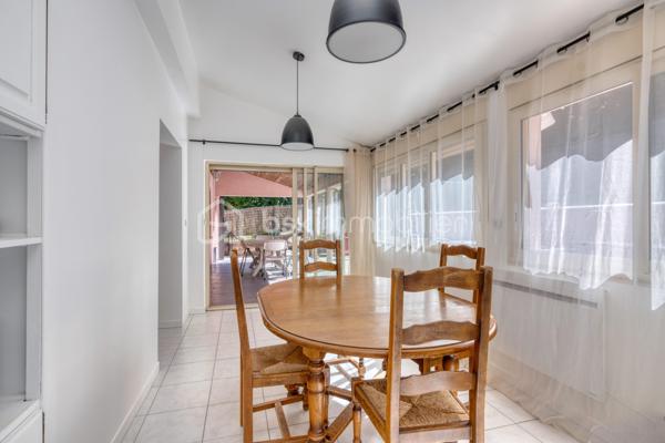 Vous recherchez la maison idéale pour votre famille, avec de beaux volumes et suffisamment d’espace pour que chacun puisse avoir son propre univers ?
J’ai le plaisir de vous présenter en exclusivité cette propriété située à Nogent-l’Artaud, au cœur de la vallée de la Marne, offrant une superbe vue sur les paysages vallonnés environnants.

Ici, vous profitez d’un véritable cadre de vie à la campagne, tout en restant proche des commerces, des écoles et de la gare de Nogent-l’Artaud – ligne P vers Paris-Est.

Sans mitoyenneté, la maison est implantée sur un terrain d’environ 1 502 m², offrant de beaux espaces extérieurs et une vraie sensation de tranquillité.

À l’intérieur, vous serez séduits par les volumes généreux de la maison et sa configuration particulièrement adaptée à la vie de famille.
Vous y découvrirez une entrée, un séjour actuellement aménagé en salle de billard, ainsi qu’une cuisine ouverte sur la salle à manger, équipée d’un poêle à bois.

Un couloir dessert une chambre parentale avec placards et sa salle d’eau privative avec douche à l’italienne. Une seconde salle de bains ainsi qu’un WC indépendant viennent faciliter le quotidien de toute la famille.

À l’étage, côté cuisine, un palier actuellement aménagé en bureau dessert deux chambres avec rangements et placards, ainsi qu’un WC.

À l’étage, côté séjour, vous découvrirez une chambre ainsi qu’une mezzanine aménagée en espace nuit avec bureau. Une salle d’eau avec WC complète ce niveau.

Le sous-sol offre encore de nombreux espaces complémentaires : atelier, salle de cinéma, chambre avec salle d’eau et WC, buanderie ainsi que deux garages.

Une double véranda très lumineuse prolonge les espaces de vie et offre de nombreuses possibilités d’aménagement selon vos envies.

Et parce que cette maison se vit aussi pleinement à l’extérieur, le jardin offre de nombreux espaces pour profiter des beaux jours : terrain aménagé pour le volley, espace ping-pong, coins détente ou lecture… de quoi imaginer de vrais moments de partage en famille.
Une grande terrasse abritée avec vue sur le jardin et sa cuisine d’été avec barbecue intégré feront le bonheur de ceux qui aiment recevoir, partager de bons repas et profiter de longues soirées en famille ou entre amis. Véritable lieu de convivialité, cet espace permet de vivre pleinement à l’extérieur et, grâce à sa partie abritée, de prolonger ces moments même lorsque la météo se montre un peu capricieuse.

La maison est également équipée de panneaux photovoltaïques, avec revente de l’électricité produite à EDF OA

Et si votre prochain chez-vous se trouvait ici ?
Contactez-moi pour organiser votre visite privée.