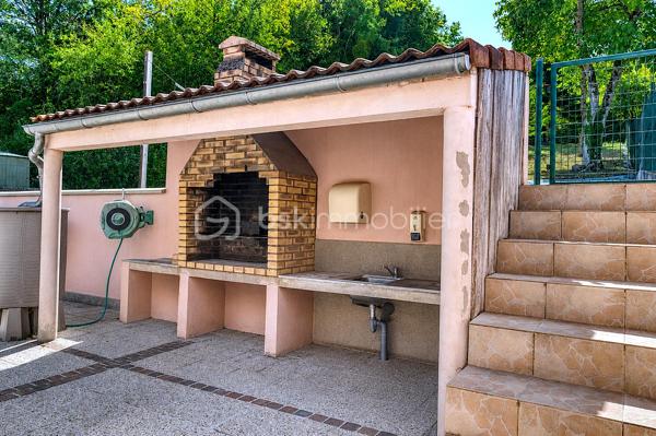 Vous recherchez la maison idéale pour votre famille, avec de beaux volumes et suffisamment d’espace pour que chacun puisse avoir son propre univers ?
J’ai le plaisir de vous présenter en exclusivité cette propriété située à Nogent-l’Artaud, au cœur de la vallée de la Marne, offrant une superbe vue sur les paysages vallonnés environnants.

Ici, vous profitez d’un véritable cadre de vie à la campagne, tout en restant proche des commerces, des écoles et de la gare de Nogent-l’Artaud – ligne P vers Paris-Est.

Sans mitoyenneté, la maison est implantée sur un terrain d’environ 1 502 m², offrant de beaux espaces extérieurs et une vraie sensation de tranquillité.

À l’intérieur, vous serez séduits par les volumes généreux de la maison et sa configuration particulièrement adaptée à la vie de famille.
Vous y découvrirez une entrée, un séjour actuellement aménagé en salle de billard, ainsi qu’une cuisine ouverte sur la salle à manger, équipée d’un poêle à bois.

Un couloir dessert une chambre parentale avec placards et sa salle d’eau privative avec douche à l’italienne. Une seconde salle de bains ainsi qu’un WC indépendant viennent faciliter le quotidien de toute la famille.

À l’étage, côté cuisine, un palier actuellement aménagé en bureau dessert deux chambres avec rangements et placards, ainsi qu’un WC.

À l’étage, côté séjour, vous découvrirez une chambre ainsi qu’une mezzanine aménagée en espace nuit avec bureau. Une salle d’eau avec WC complète ce niveau.

Le sous-sol offre encore de nombreux espaces complémentaires : atelier, salle de cinéma, chambre avec salle d’eau et WC, buanderie ainsi que deux garages.

Une double véranda très lumineuse prolonge les espaces de vie et offre de nombreuses possibilités d’aménagement selon vos envies.

Et parce que cette maison se vit aussi pleinement à l’extérieur, le jardin offre de nombreux espaces pour profiter des beaux jours : terrain aménagé pour le volley, espace ping-pong, coins détente ou lecture… de quoi imaginer de vrais moments de partage en famille.
Une grande terrasse abritée avec vue sur le jardin et sa cuisine d’été avec barbecue intégré feront le bonheur de ceux qui aiment recevoir, partager de bons repas et profiter de longues soirées en famille ou entre amis. Véritable lieu de convivialité, cet espace permet de vivre pleinement à l’extérieur et, grâce à sa partie abritée, de prolonger ces moments même lorsque la météo se montre un peu capricieuse.

La maison est également équipée de panneaux photovoltaïques, avec revente de l’électricité produite à EDF OA

Et si votre prochain chez-vous se trouvait ici ?
Contactez-moi pour organiser votre visite privée.