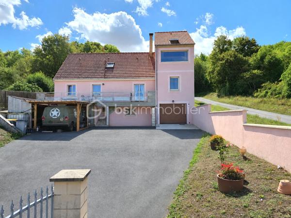 Vous recherchez la maison idéale pour votre famille, avec de beaux volumes et suffisamment d’espace pour que chacun puisse avoir son propre univers ?
J’ai le plaisir de vous présenter en exclusivité cette propriété située à Nogent-l’Artaud, au cœur de la vallée de la Marne, offrant une superbe vue sur les paysages vallonnés environnants.

Ici, vous profitez d’un véritable cadre de vie à la campagne, tout en restant proche des commerces, des écoles et de la gare de Nogent-l’Artaud – ligne P vers Paris-Est.

Sans mitoyenneté, la maison est implantée sur un terrain d’environ 1 502 m², offrant de beaux espaces extérieurs et une vraie sensation de tranquillité.

À l’intérieur, vous serez séduits par les volumes généreux de la maison et sa configuration particulièrement adaptée à la vie de famille.
Vous y découvrirez une entrée, un séjour actuellement aménagé en salle de billard, ainsi qu’une cuisine ouverte sur la salle à manger, équipée d’un poêle à bois.

Un couloir dessert une chambre parentale avec placards et sa salle d’eau privative avec douche à l’italienne. Une seconde salle de bains ainsi qu’un WC indépendant viennent faciliter le quotidien de toute la famille.

À l’étage, côté cuisine, un palier actuellement aménagé en bureau dessert deux chambres avec rangements et placards, ainsi qu’un WC.

À l’étage, côté séjour, vous découvrirez une chambre ainsi qu’une mezzanine aménagée en espace nuit avec bureau. Une salle d’eau avec WC complète ce niveau.

Le sous-sol offre encore de nombreux espaces complémentaires : atelier, salle de cinéma, chambre avec salle d’eau et WC, buanderie ainsi que deux garages.

Une double véranda très lumineuse prolonge les espaces de vie et offre de nombreuses possibilités d’aménagement selon vos envies.

Et parce que cette maison se vit aussi pleinement à l’extérieur, le jardin offre de nombreux espaces pour profiter des beaux jours : terrain aménagé pour le volley, espace ping-pong, coins détente ou lecture… de quoi imaginer de vrais moments de partage en famille.
Une grande terrasse abritée avec vue sur le jardin et sa cuisine d’été avec barbecue intégré feront le bonheur de ceux qui aiment recevoir, partager de bons repas et profiter de longues soirées en famille ou entre amis. Véritable lieu de convivialité, cet espace permet de vivre pleinement à l’extérieur et, grâce à sa partie abritée, de prolonger ces moments même lorsque la météo se montre un peu capricieuse.

La maison est également équipée de panneaux photovoltaïques, avec revente de l’électricité produite à EDF OA

Et si votre prochain chez-vous se trouvait ici ?
Contactez-moi pour organiser votre visite privée.