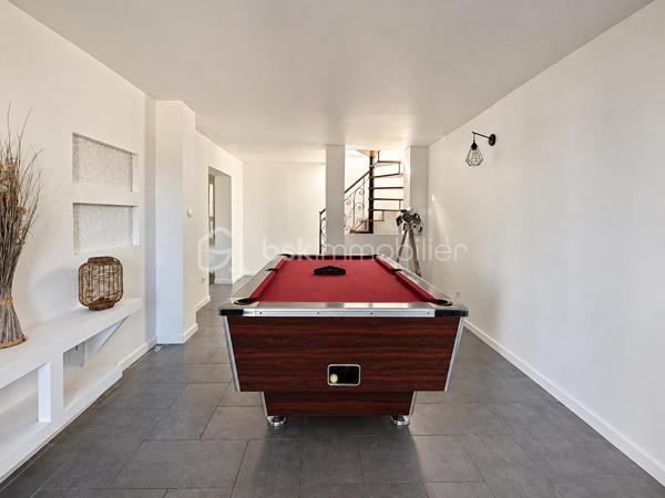 Vous recherchez la maison idéale pour votre famille, avec de beaux volumes et suffisamment d’espace pour que chacun puisse avoir son propre univers ?
J’ai le plaisir de vous présenter en exclusivité cette propriété située à Nogent-l’Artaud, au cœur de la vallée de la Marne, offrant une superbe vue sur les paysages vallonnés environnants.

Ici, vous profitez d’un véritable cadre de vie à la campagne, tout en restant proche des commerces, des écoles et de la gare de Nogent-l’Artaud – ligne P vers Paris-Est.

Sans mitoyenneté, la maison est implantée sur un terrain d’environ 1 502 m², offrant de beaux espaces extérieurs et une vraie sensation de tranquillité.

À l’intérieur, vous serez séduits par les volumes généreux de la maison et sa configuration particulièrement adaptée à la vie de famille.
Vous y découvrirez une entrée, un séjour actuellement aménagé en salle de billard, ainsi qu’une cuisine ouverte sur la salle à manger, équipée d’un poêle à bois.

Un couloir dessert une chambre parentale avec placards et sa salle d’eau privative avec douche à l’italienne. Une seconde salle de bains ainsi qu’un WC indépendant viennent faciliter le quotidien de toute la famille.

À l’étage, côté cuisine, un palier actuellement aménagé en bureau dessert deux chambres avec rangements et placards, ainsi qu’un WC.

À l’étage, côté séjour, vous découvrirez une chambre ainsi qu’une mezzanine aménagée en espace nuit avec bureau. Une salle d’eau avec WC complète ce niveau.

Le sous-sol offre encore de nombreux espaces complémentaires : atelier, salle de cinéma, chambre avec salle d’eau et WC, buanderie ainsi que deux garages.

Une double véranda très lumineuse prolonge les espaces de vie et offre de nombreuses possibilités d’aménagement selon vos envies.

Et parce que cette maison se vit aussi pleinement à l’extérieur, le jardin offre de nombreux espaces pour profiter des beaux jours : terrain aménagé pour le volley, espace ping-pong, coins détente ou lecture… de quoi imaginer de vrais moments de partage en famille.
Une grande terrasse abritée avec vue sur le jardin et sa cuisine d’été avec barbecue intégré feront le bonheur de ceux qui aiment recevoir, partager de bons repas et profiter de longues soirées en famille ou entre amis. Véritable lieu de convivialité, cet espace permet de vivre pleinement à l’extérieur et, grâce à sa partie abritée, de prolonger ces moments même lorsque la météo se montre un peu capricieuse.

La maison est également équipée de panneaux photovoltaïques, avec revente de l’électricité produite à EDF OA

Et si votre prochain chez-vous se trouvait ici ?
Contactez-moi pour organiser votre visite privée.