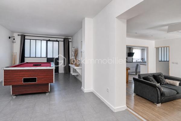 Vous recherchez la maison idéale pour votre famille, avec de beaux volumes et suffisamment d’espace pour que chacun puisse avoir son propre univers ?
J’ai le plaisir de vous présenter en exclusivité cette propriété située à Nogent-l’Artaud, au cœur de la vallée de la Marne, offrant une superbe vue sur les paysages vallonnés environnants.

Ici, vous profitez d’un véritable cadre de vie à la campagne, tout en restant proche des commerces, des écoles et de la gare de Nogent-l’Artaud – ligne P vers Paris-Est.

Sans mitoyenneté, la maison est implantée sur un terrain d’environ 1 502 m², offrant de beaux espaces extérieurs et une vraie sensation de tranquillité.

À l’intérieur, vous serez séduits par les volumes généreux de la maison et sa configuration particulièrement adaptée à la vie de famille.
Vous y découvrirez une entrée, un séjour actuellement aménagé en salle de billard, ainsi qu’une cuisine ouverte sur la salle à manger, équipée d’un poêle à bois.

Un couloir dessert une chambre parentale avec placards et sa salle d’eau privative avec douche à l’italienne. Une seconde salle de bains ainsi qu’un WC indépendant viennent faciliter le quotidien de toute la famille.

À l’étage, côté cuisine, un palier actuellement aménagé en bureau dessert deux chambres avec rangements et placards, ainsi qu’un WC.

À l’étage, côté séjour, vous découvrirez une chambre ainsi qu’une mezzanine aménagée en espace nuit avec bureau. Une salle d’eau avec WC complète ce niveau.

Le sous-sol offre encore de nombreux espaces complémentaires : atelier, salle de cinéma, chambre avec salle d’eau et WC, buanderie ainsi que deux garages.

Une double véranda très lumineuse prolonge les espaces de vie et offre de nombreuses possibilités d’aménagement selon vos envies.

Et parce que cette maison se vit aussi pleinement à l’extérieur, le jardin offre de nombreux espaces pour profiter des beaux jours : terrain aménagé pour le volley, espace ping-pong, coins détente ou lecture… de quoi imaginer de vrais moments de partage en famille.
Une grande terrasse abritée avec vue sur le jardin et sa cuisine d’été avec barbecue intégré feront le bonheur de ceux qui aiment recevoir, partager de bons repas et profiter de longues soirées en famille ou entre amis. Véritable lieu de convivialité, cet espace permet de vivre pleinement à l’extérieur et, grâce à sa partie abritée, de prolonger ces moments même lorsque la météo se montre un peu capricieuse.

La maison est également équipée de panneaux photovoltaïques, avec revente de l’électricité produite à EDF OA

Et si votre prochain chez-vous se trouvait ici ?
Contactez-moi pour organiser votre visite privée.
