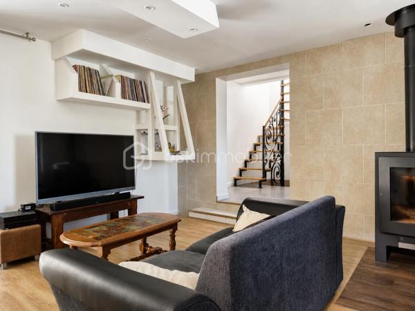 Vous recherchez la maison idéale pour votre famille, avec de beaux volumes et suffisamment d’espace pour que chacun puisse avoir son propre univers ?
J’ai le plaisir de vous présenter en exclusivité cette propriété située à Nogent-l’Artaud, au cœur de la vallée de la Marne, offrant une superbe vue sur les paysages vallonnés environnants.

Ici, vous profitez d’un véritable cadre de vie à la campagne, tout en restant proche des commerces, des écoles et de la gare de Nogent-l’Artaud – ligne P vers Paris-Est.

Sans mitoyenneté, la maison est implantée sur un terrain d’environ 1 502 m², offrant de beaux espaces extérieurs et une vraie sensation de tranquillité.

À l’intérieur, vous serez séduits par les volumes généreux de la maison et sa configuration particulièrement adaptée à la vie de famille.
Vous y découvrirez une entrée, un séjour actuellement aménagé en salle de billard, ainsi qu’une cuisine ouverte sur la salle à manger, équipée d’un poêle à bois.

Un couloir dessert une chambre parentale avec placards et sa salle d’eau privative avec douche à l’italienne. Une seconde salle de bains ainsi qu’un WC indépendant viennent faciliter le quotidien de toute la famille.

À l’étage, côté cuisine, un palier actuellement aménagé en bureau dessert deux chambres avec rangements et placards, ainsi qu’un WC.

À l’étage, côté séjour, vous découvrirez une chambre ainsi qu’une mezzanine aménagée en espace nuit avec bureau. Une salle d’eau avec WC complète ce niveau.

Le sous-sol offre encore de nombreux espaces complémentaires : atelier, salle de cinéma, chambre avec salle d’eau et WC, buanderie ainsi que deux garages.

Une double véranda très lumineuse prolonge les espaces de vie et offre de nombreuses possibilités d’aménagement selon vos envies.

Et parce que cette maison se vit aussi pleinement à l’extérieur, le jardin offre de nombreux espaces pour profiter des beaux jours : terrain aménagé pour le volley, espace ping-pong, coins détente ou lecture… de quoi imaginer de vrais moments de partage en famille.
Une grande terrasse abritée avec vue sur le jardin et sa cuisine d’été avec barbecue intégré feront le bonheur de ceux qui aiment recevoir, partager de bons repas et profiter de longues soirées en famille ou entre amis. Véritable lieu de convivialité, cet espace permet de vivre pleinement à l’extérieur et, grâce à sa partie abritée, de prolonger ces moments même lorsque la météo se montre un peu capricieuse.

La maison est également équipée de panneaux photovoltaïques, avec revente de l’électricité produite à EDF OA

Et si votre prochain chez-vous se trouvait ici ?
Contactez-moi pour organiser votre visite privée.