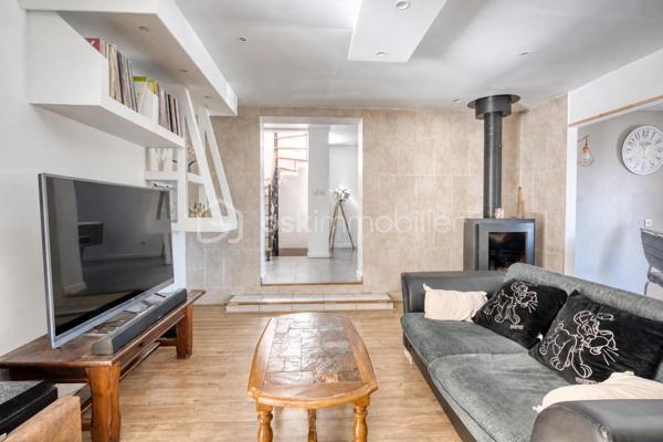 Vous recherchez la maison idéale pour votre famille, avec de beaux volumes et suffisamment d’espace pour que chacun puisse avoir son propre univers ?
J’ai le plaisir de vous présenter en exclusivité cette propriété située à Nogent-l’Artaud, au cœur de la vallée de la Marne, offrant une superbe vue sur les paysages vallonnés environnants.

Ici, vous profitez d’un véritable cadre de vie à la campagne, tout en restant proche des commerces, des écoles et de la gare de Nogent-l’Artaud – ligne P vers Paris-Est.

Sans mitoyenneté, la maison est implantée sur un terrain d’environ 1 502 m², offrant de beaux espaces extérieurs et une vraie sensation de tranquillité.

À l’intérieur, vous serez séduits par les volumes généreux de la maison et sa configuration particulièrement adaptée à la vie de famille.
Vous y découvrirez une entrée, un séjour actuellement aménagé en salle de billard, ainsi qu’une cuisine ouverte sur la salle à manger, équipée d’un poêle à bois.

Un couloir dessert une chambre parentale avec placards et sa salle d’eau privative avec douche à l’italienne. Une seconde salle de bains ainsi qu’un WC indépendant viennent faciliter le quotidien de toute la famille.

À l’étage, côté cuisine, un palier actuellement aménagé en bureau dessert deux chambres avec rangements et placards, ainsi qu’un WC.

À l’étage, côté séjour, vous découvrirez une chambre ainsi qu’une mezzanine aménagée en espace nuit avec bureau. Une salle d’eau avec WC complète ce niveau.

Le sous-sol offre encore de nombreux espaces complémentaires : atelier, salle de cinéma, chambre avec salle d’eau et WC, buanderie ainsi que deux garages.

Une double véranda très lumineuse prolonge les espaces de vie et offre de nombreuses possibilités d’aménagement selon vos envies.

Et parce que cette maison se vit aussi pleinement à l’extérieur, le jardin offre de nombreux espaces pour profiter des beaux jours : terrain aménagé pour le volley, espace ping-pong, coins détente ou lecture… de quoi imaginer de vrais moments de partage en famille.
Une grande terrasse abritée avec vue sur le jardin et sa cuisine d’été avec barbecue intégré feront le bonheur de ceux qui aiment recevoir, partager de bons repas et profiter de longues soirées en famille ou entre amis. Véritable lieu de convivialité, cet espace permet de vivre pleinement à l’extérieur et, grâce à sa partie abritée, de prolonger ces moments même lorsque la météo se montre un peu capricieuse.

La maison est également équipée de panneaux photovoltaïques, avec revente de l’électricité produite à EDF OA

Et si votre prochain chez-vous se trouvait ici ?
Contactez-moi pour organiser votre visite privée.