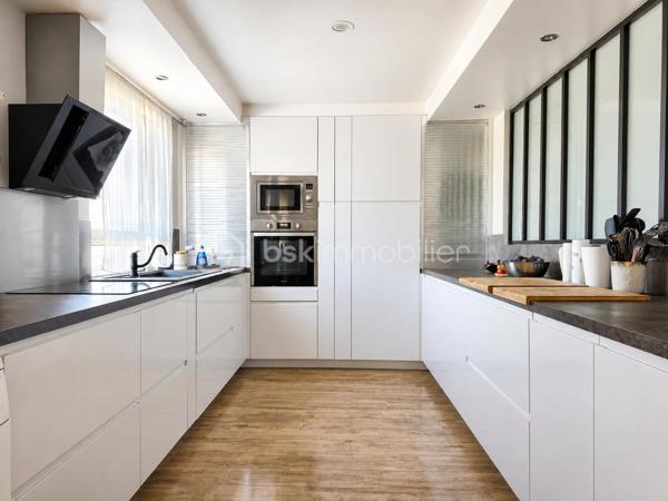 Vous recherchez la maison idéale pour votre famille, avec de beaux volumes et suffisamment d’espace pour que chacun puisse avoir son propre univers ?
J’ai le plaisir de vous présenter en exclusivité cette propriété située à Nogent-l’Artaud, au cœur de la vallée de la Marne, offrant une superbe vue sur les paysages vallonnés environnants.

Ici, vous profitez d’un véritable cadre de vie à la campagne, tout en restant proche des commerces, des écoles et de la gare de Nogent-l’Artaud – ligne P vers Paris-Est.

Sans mitoyenneté, la maison est implantée sur un terrain d’environ 1 502 m², offrant de beaux espaces extérieurs et une vraie sensation de tranquillité.

À l’intérieur, vous serez séduits par les volumes généreux de la maison et sa configuration particulièrement adaptée à la vie de famille.
Vous y découvrirez une entrée, un séjour actuellement aménagé en salle de billard, ainsi qu’une cuisine ouverte sur la salle à manger, équipée d’un poêle à bois.

Un couloir dessert une chambre parentale avec placards et sa salle d’eau privative avec douche à l’italienne. Une seconde salle de bains ainsi qu’un WC indépendant viennent faciliter le quotidien de toute la famille.

À l’étage, côté cuisine, un palier actuellement aménagé en bureau dessert deux chambres avec rangements et placards, ainsi qu’un WC.

À l’étage, côté séjour, vous découvrirez une chambre ainsi qu’une mezzanine aménagée en espace nuit avec bureau. Une salle d’eau avec WC complète ce niveau.

Le sous-sol offre encore de nombreux espaces complémentaires : atelier, salle de cinéma, chambre avec salle d’eau et WC, buanderie ainsi que deux garages.

Une double véranda très lumineuse prolonge les espaces de vie et offre de nombreuses possibilités d’aménagement selon vos envies.

Et parce que cette maison se vit aussi pleinement à l’extérieur, le jardin offre de nombreux espaces pour profiter des beaux jours : terrain aménagé pour le volley, espace ping-pong, coins détente ou lecture… de quoi imaginer de vrais moments de partage en famille.
Une grande terrasse abritée avec vue sur le jardin et sa cuisine d’été avec barbecue intégré feront le bonheur de ceux qui aiment recevoir, partager de bons repas et profiter de longues soirées en famille ou entre amis. Véritable lieu de convivialité, cet espace permet de vivre pleinement à l’extérieur et, grâce à sa partie abritée, de prolonger ces moments même lorsque la météo se montre un peu capricieuse.

La maison est également équipée de panneaux photovoltaïques, avec revente de l’électricité produite à EDF OA

Et si votre prochain chez-vous se trouvait ici ?
Contactez-moi pour organiser votre visite privée.