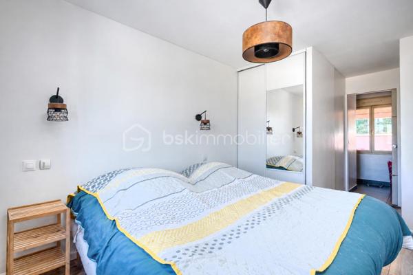 Vous recherchez la maison idéale pour votre famille, avec de beaux volumes et suffisamment d’espace pour que chacun puisse avoir son propre univers ?
J’ai le plaisir de vous présenter en exclusivité cette propriété située à Nogent-l’Artaud, au cœur de la vallée de la Marne, offrant une superbe vue sur les paysages vallonnés environnants.

Ici, vous profitez d’un véritable cadre de vie à la campagne, tout en restant proche des commerces, des écoles et de la gare de Nogent-l’Artaud – ligne P vers Paris-Est.

Sans mitoyenneté, la maison est implantée sur un terrain d’environ 1 502 m², offrant de beaux espaces extérieurs et une vraie sensation de tranquillité.

À l’intérieur, vous serez séduits par les volumes généreux de la maison et sa configuration particulièrement adaptée à la vie de famille.
Vous y découvrirez une entrée, un séjour actuellement aménagé en salle de billard, ainsi qu’une cuisine ouverte sur la salle à manger, équipée d’un poêle à bois.

Un couloir dessert une chambre parentale avec placards et sa salle d’eau privative avec douche à l’italienne. Une seconde salle de bains ainsi qu’un WC indépendant viennent faciliter le quotidien de toute la famille.

À l’étage, côté cuisine, un palier actuellement aménagé en bureau dessert deux chambres avec rangements et placards, ainsi qu’un WC.

À l’étage, côté séjour, vous découvrirez une chambre ainsi qu’une mezzanine aménagée en espace nuit avec bureau. Une salle d’eau avec WC complète ce niveau.

Le sous-sol offre encore de nombreux espaces complémentaires : atelier, salle de cinéma, chambre avec salle d’eau et WC, buanderie ainsi que deux garages.

Une double véranda très lumineuse prolonge les espaces de vie et offre de nombreuses possibilités d’aménagement selon vos envies.

Et parce que cette maison se vit aussi pleinement à l’extérieur, le jardin offre de nombreux espaces pour profiter des beaux jours : terrain aménagé pour le volley, espace ping-pong, coins détente ou lecture… de quoi imaginer de vrais moments de partage en famille.
Une grande terrasse abritée avec vue sur le jardin et sa cuisine d’été avec barbecue intégré feront le bonheur de ceux qui aiment recevoir, partager de bons repas et profiter de longues soirées en famille ou entre amis. Véritable lieu de convivialité, cet espace permet de vivre pleinement à l’extérieur et, grâce à sa partie abritée, de prolonger ces moments même lorsque la météo se montre un peu capricieuse.

La maison est également équipée de panneaux photovoltaïques, avec revente de l’électricité produite à EDF OA

Et si votre prochain chez-vous se trouvait ici ?
Contactez-moi pour organiser votre visite privée.