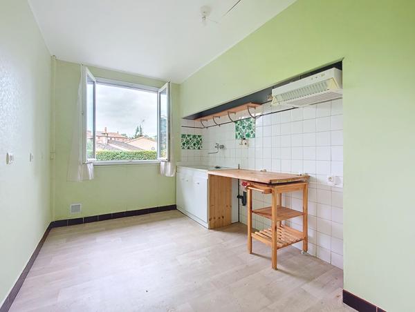 Exclusivité Nestenn Immobilier. Au centre-ville de Castanet-Tolosan. Appartement T3 à vendre avec balcon, jardin et 2 parkings.