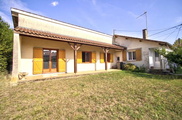 LE PASSAGE - Secteur VIEUX PASSAGE - Maison de plain-pied de 125m² avec fort potentiel, garage de 30m² , sur un terrain de 1 045m²
