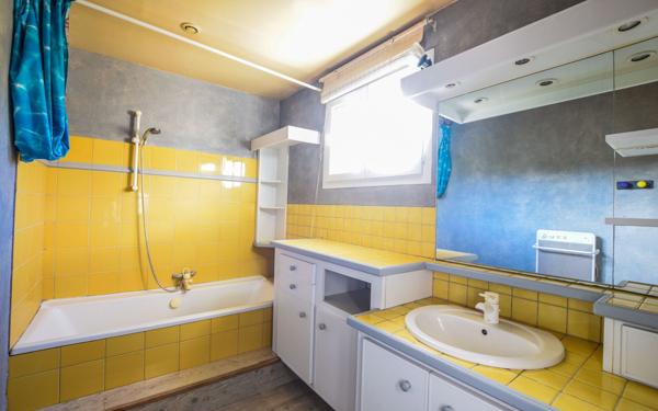 Maison à vendre    5 pièces •  Laudun-l'Ardoise