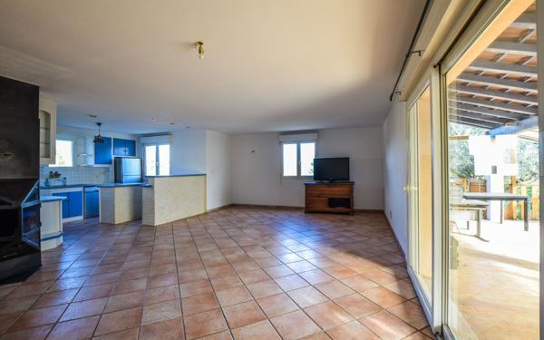 Maison à vendre    5 pièces •  Laudun-l'Ardoise