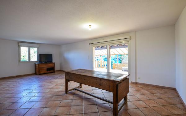 Maison à vendre    5 pièces •  Laudun-l'Ardoise