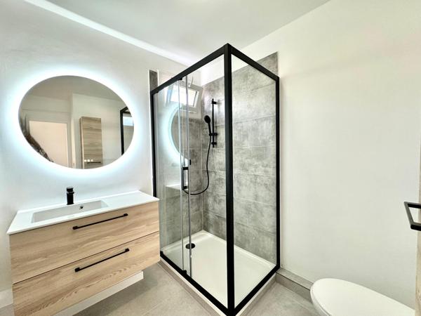 Fréjus plage/st raphaël- T2 de 48m2 rénové avec parking et cave à 5mn de la mer !