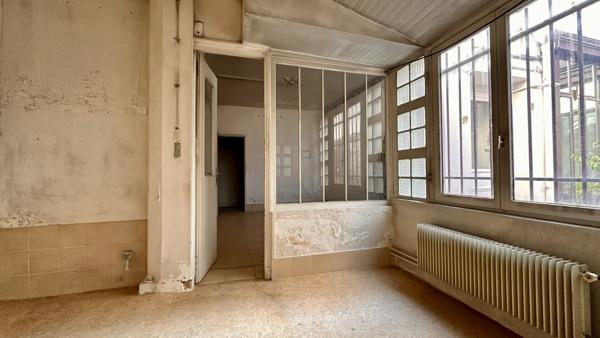 A VENDRE ATELIER / LOFT "COMME UNE MAISON" 116 M2 PARIS 10E CANAL SAINT MARTIN RUE RECHERCHÉE