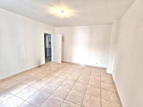 A VENDRE A REIMS - Quartier CERNAY - Appartement T1 au rdc sur et avec une cour de 24,72 m²